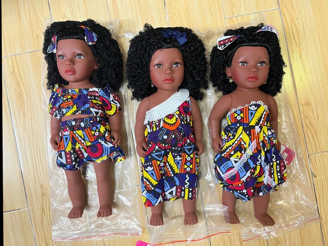 đ§ž PoupĂ©e Afro avec Tenue Traditionnelle â Jouet Ăducatif et Inclusif + 2 robe
