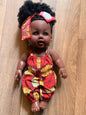 Poupée Bébé Afro – 30 cm – Tenue Wax Rouge & Bandeau Assorti – Avec Boucles d’Oreilles